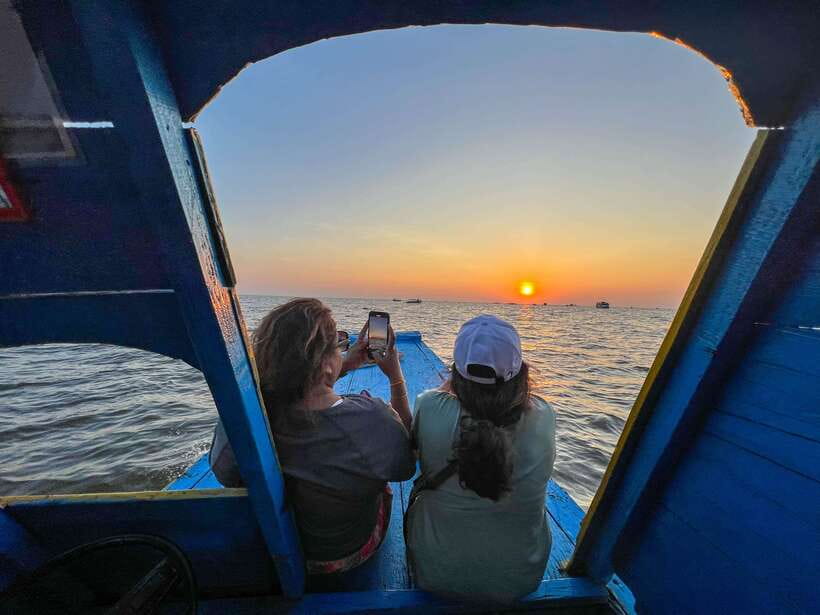 Siem Reap: Tonle Sap Sunset Boat Cruise with Transfers - Two Different Sides of Cambodia: From Siem Reap Drives to Tonle Sap Life