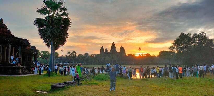 Siem Reap Tour Guide: Angkor Wat Sunrise Tour & Beng Mealea - Bayon Temple in Angkor Thom: 200 faces and a slower look
