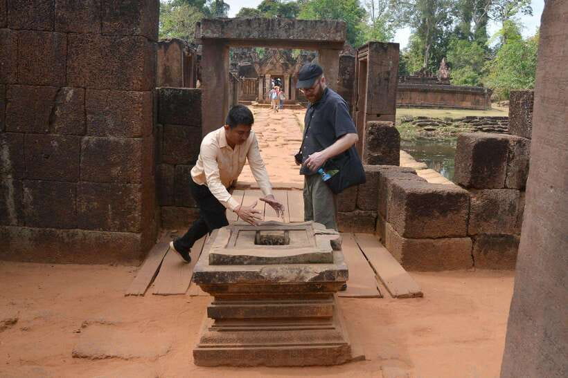 SiemReap: Private Angkor Wat Tour in English or German guide - Phnom Bakheng sunset: the best views, with one annoying reality