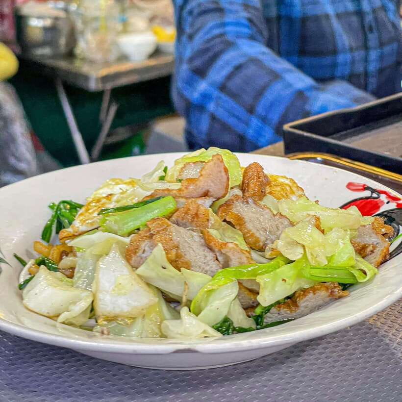 Street Food Tour and Phare Circus with Tuk-Tuk Transfers - Kola Noodle Stop: Small Eateries, Big Flavor Focus