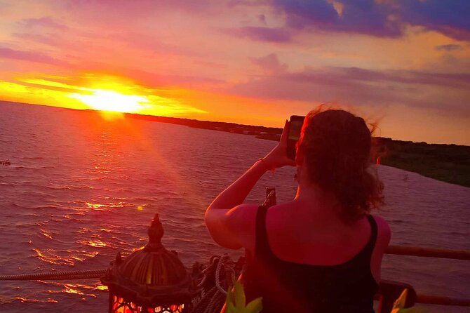Sunset Dinner and drinks includes a Floating Village cruise tour. - Practical Comfort Tips for a Lake Evening
