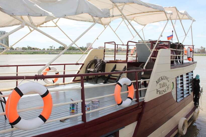 Tonle Sap Cruise & land Tour between Phnom Penh & Siem Reap - The Land Leg by Air-Conditioned Minivan or SUV: Comfort Meets Countryside Views