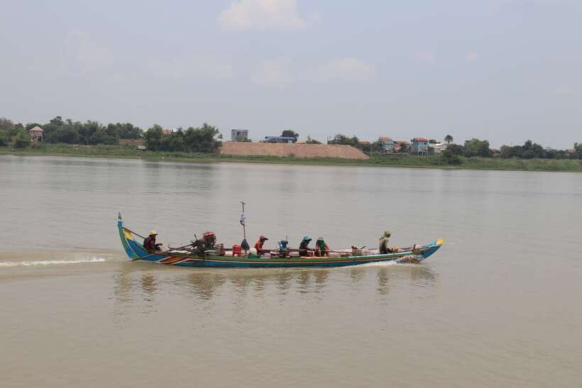 Tonle Sap Cruise & land Tour between Phnom Penh & Siem Reap - Silversmith Workshop and the Temple Stop: Craft Is Great, But Go With Eyes Open
