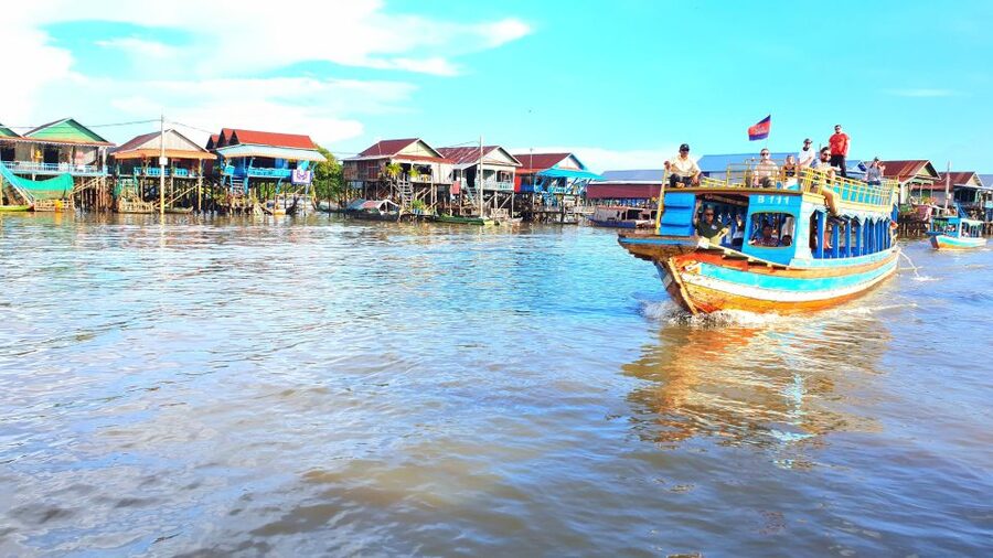 Tonle sap, Kompong Phluk (Floating village) Private Tour - School and pagoda stops: what to look for when the boat slows down