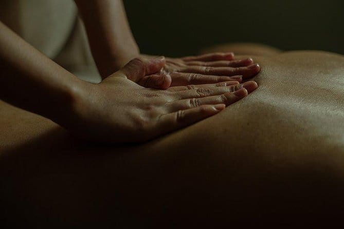 Traditional Head, Back & Shoulder Massage in Siem Reap - The “traditional” part: natural oil, pressure points, and calm