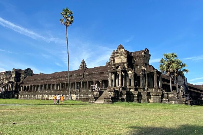 Transfer from Siem Reap Airport to Hotels in Siem Reap - English-speaking drivers who explain what you’re seeing